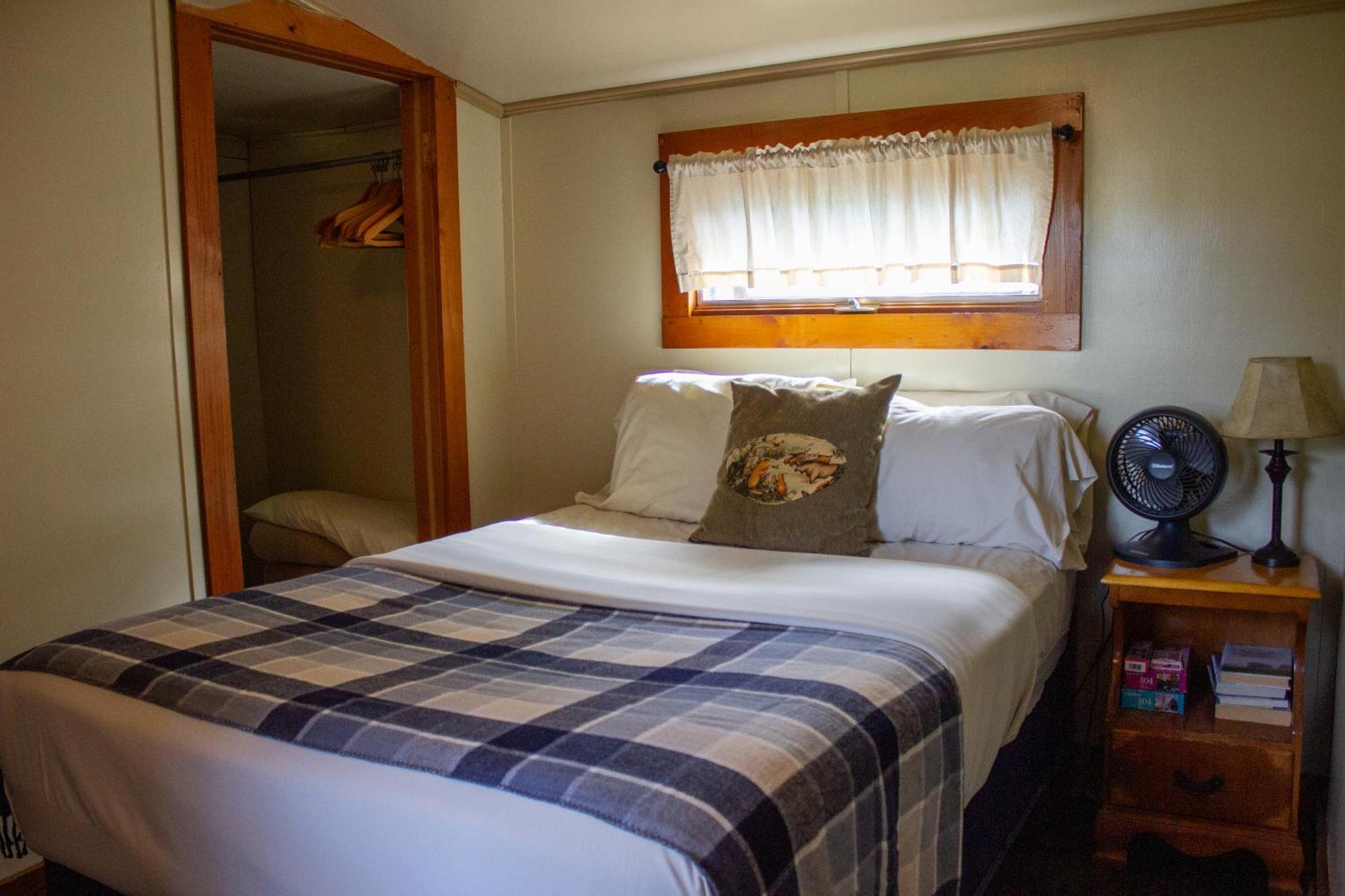 Paddler'S Rest Lakeside Cabins And Motel Long Lake Room photo